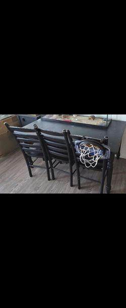 Sturdy table 4 chairs