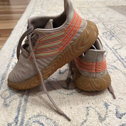 Sobakov Adidas shoes👍🏽. Gray and orange color size 3.