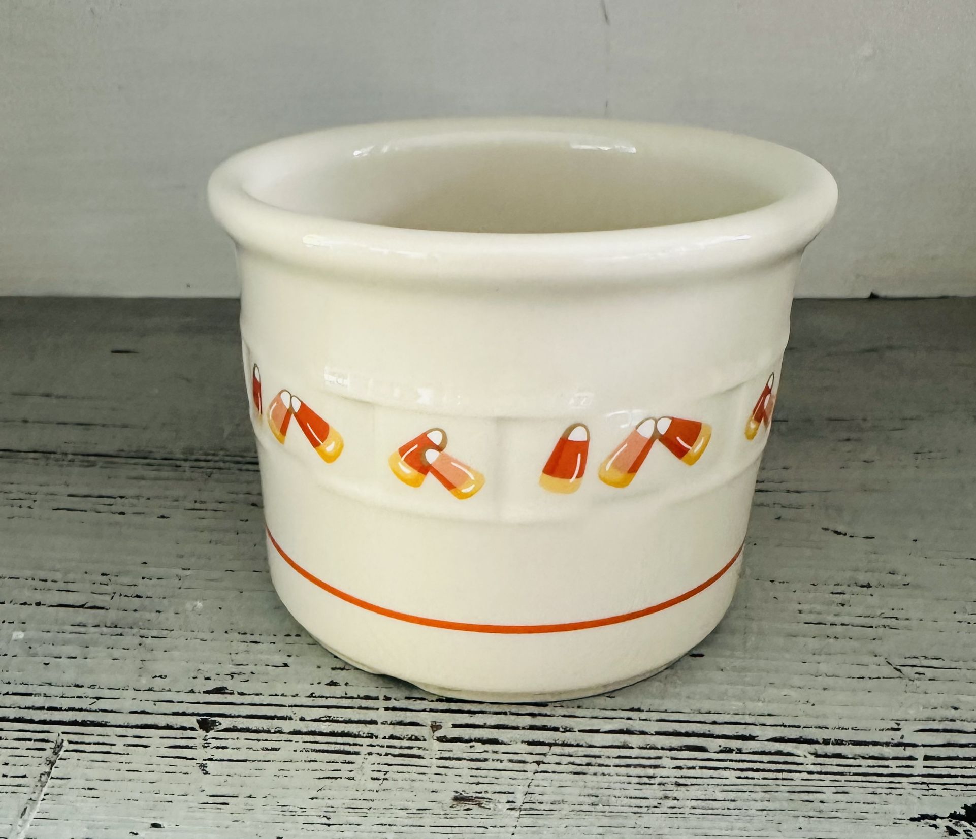Vintage Longaberger Pottery Candy Corn Halloween Crock. 3 1/2” tall and 4 1/2” Wide. Really nice displayed only condition.