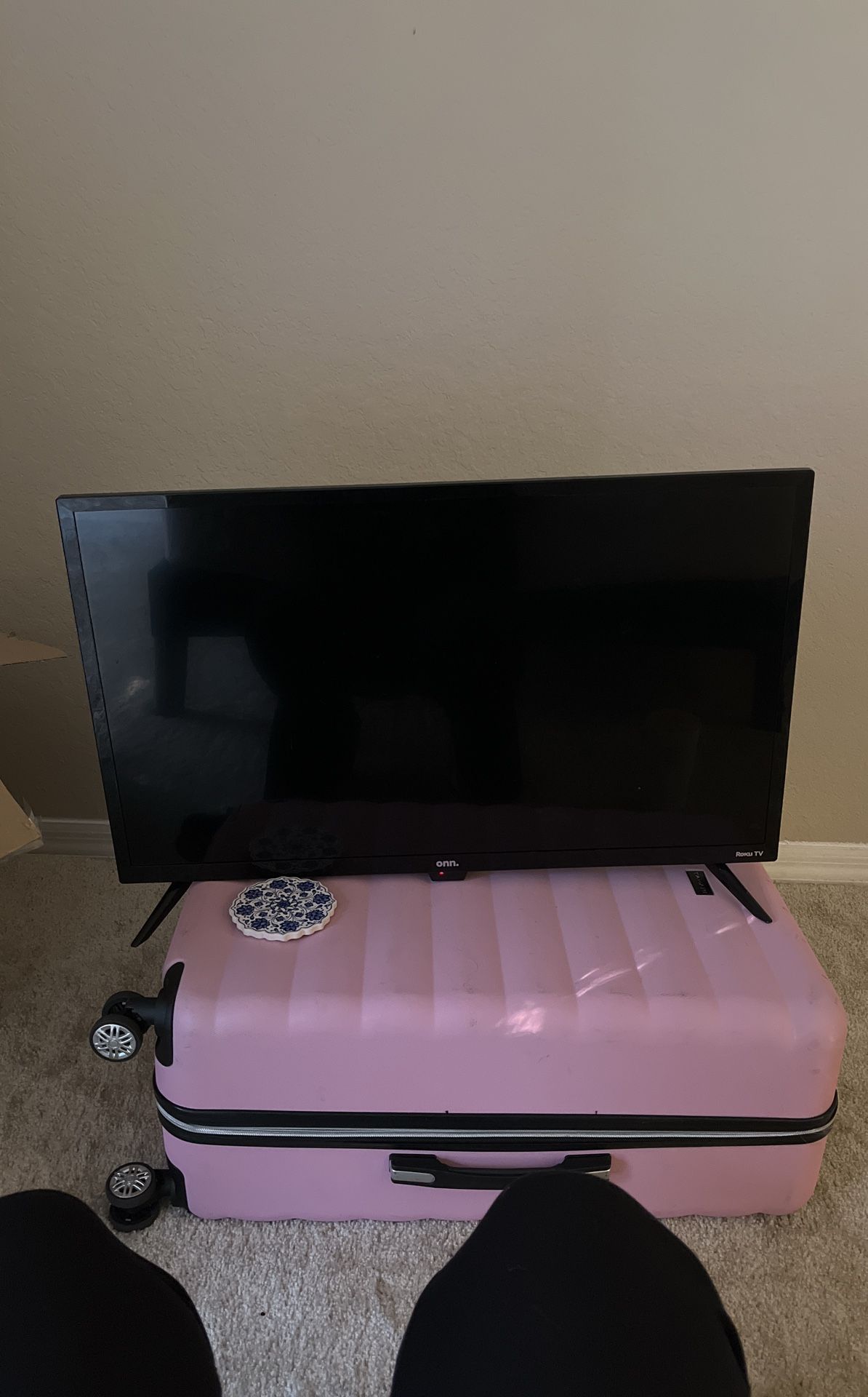 35 inch roku tv, new, comes with remote