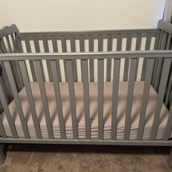 Baby crib with mattress 