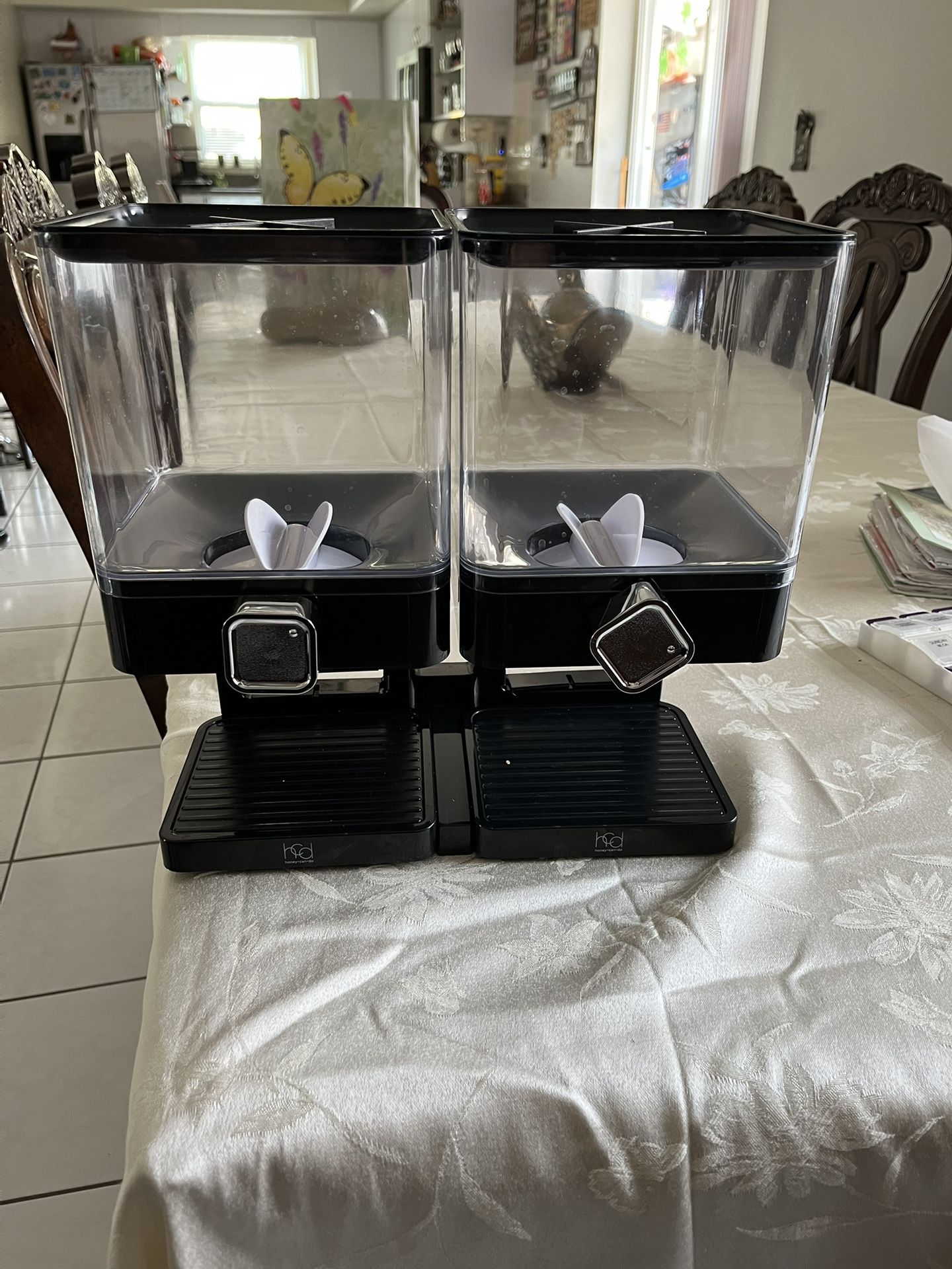 Container for putting cereal in and taking it out easily, in good condition and clean. It measures 13 inches long, 6.5 inches wide, and 12.5 inches hi