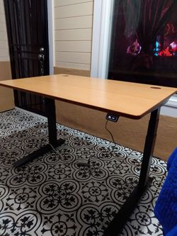 Electric standing desk