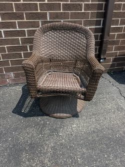 Outdoor Wicker Swivel Patio Chair