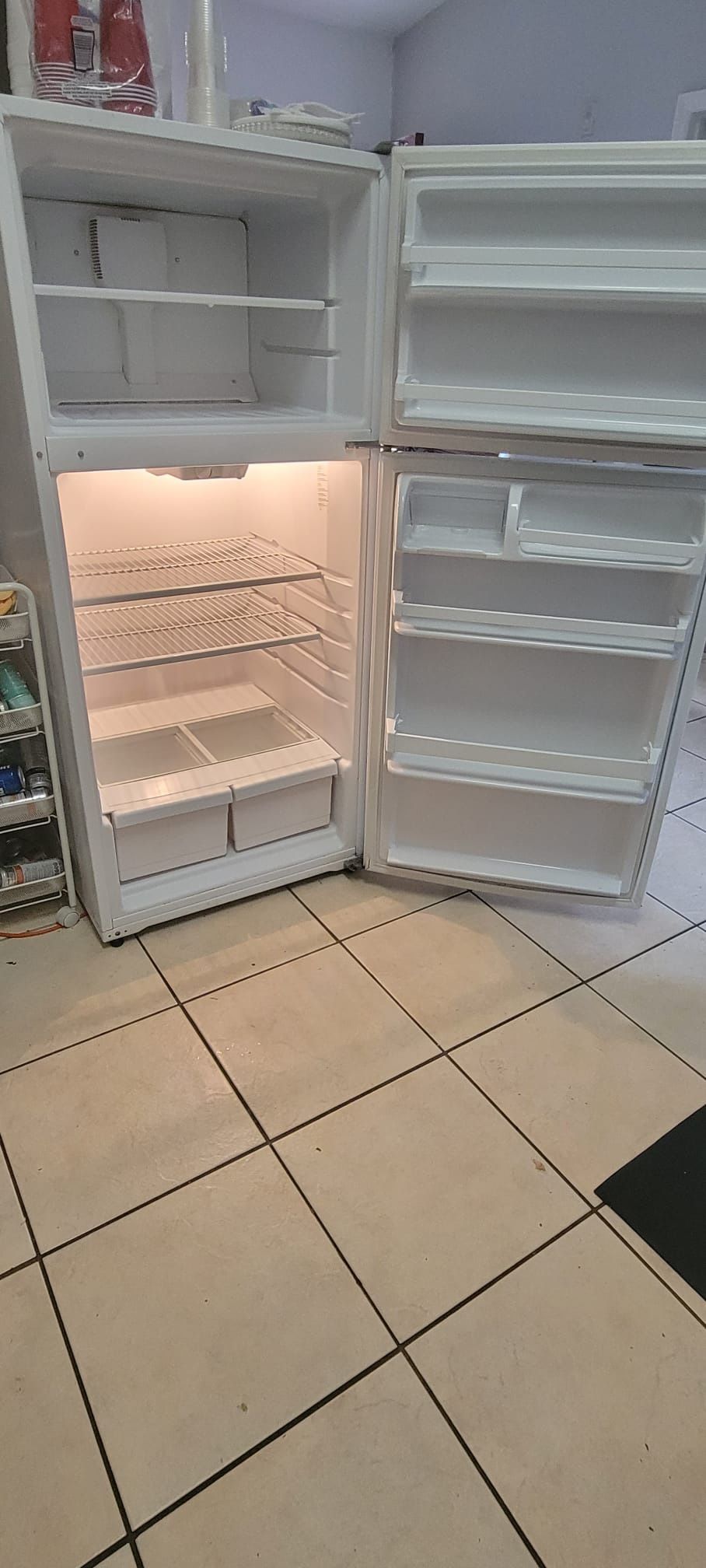 Refrigerador pequeño Su Valor $200 for Sale in Kissimmee, FL - OfferUp