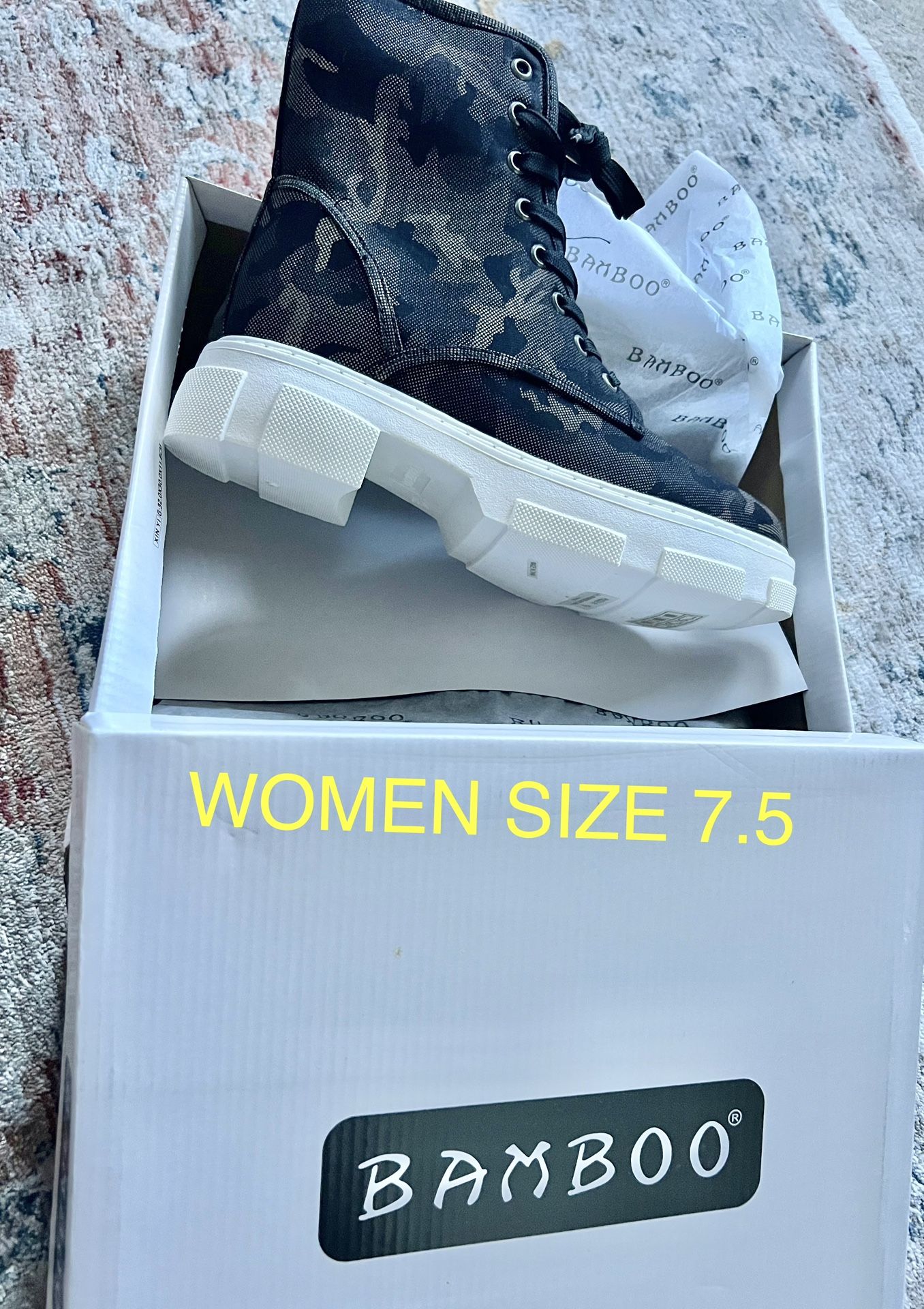 New BambooWomen Lace Up Boot Size 7.5 (Nuevas).