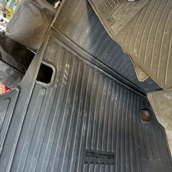 2026 toyota 4runner 6th gen cargo liner  (no 3rd row)  E and x4 floor mats $100