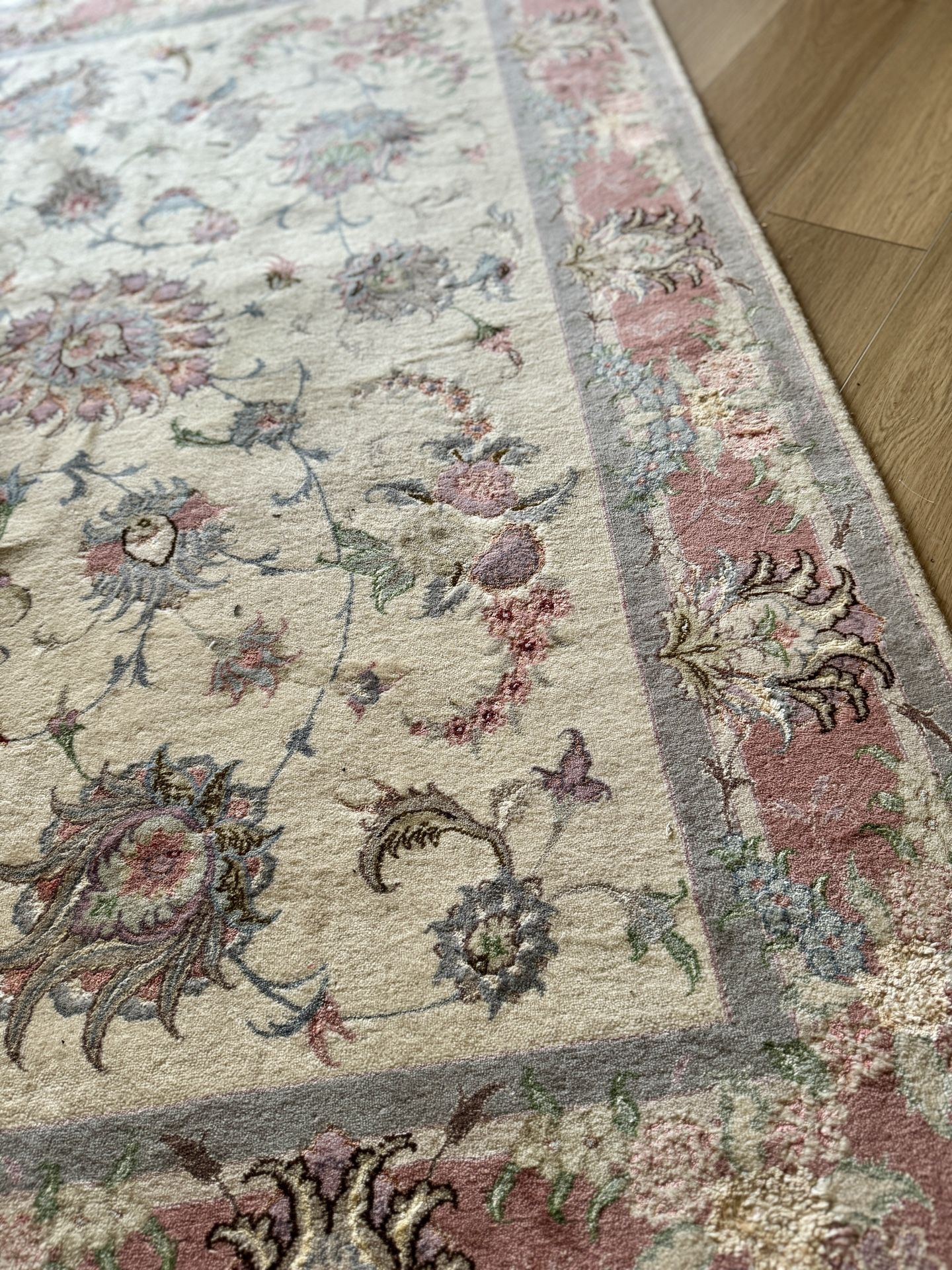 Persian Carpet Hand knotted Made of natural silk And Wool (5’x6.5’)