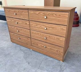 Eight drawers dresser