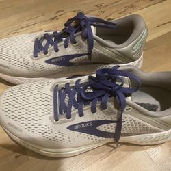 Brooks Adrenaline Gts 22 Running/Tennis shoe Size Women’s 10