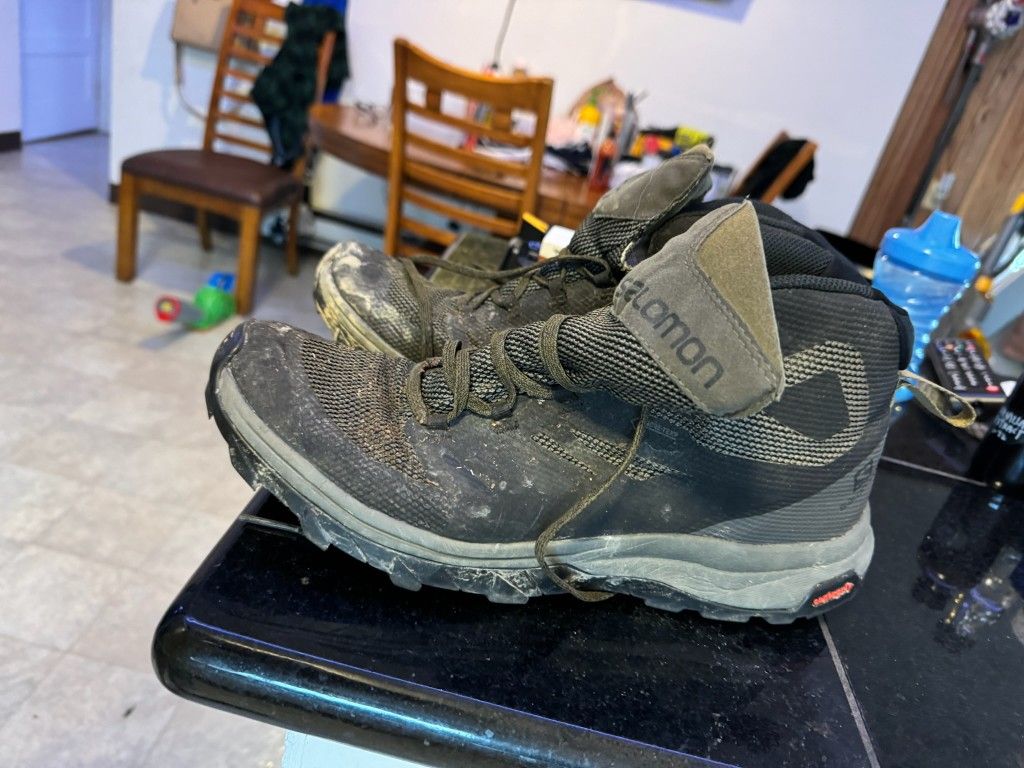 Size 11 mens Salomen waterproof hiking boots