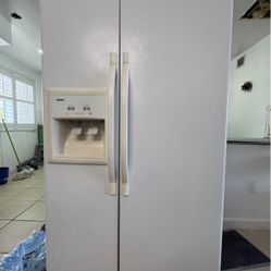 Set Kitchen Kenmore . Stove , Fridge And Microwave . Price Including Delivery 