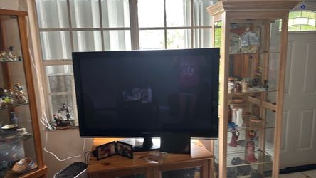 50 inch HD plasma Samsung television on swivel pedestal model information and one of the pictures