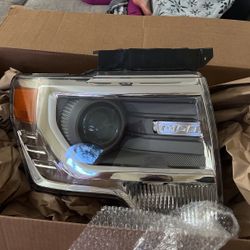 Ford F-150 headlight HID xenon Ford F-150 2009-2014 right, passenger side. 