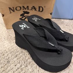 NEW NOMAD LADIES SIZE 10 3.5” CHUNKY WEDGE FLIP FLOPS 
