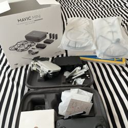 DJI Mavic Mini Combo fly more, comes with controller, case, 3 batteries and charging hub