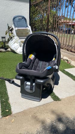 Infant car seat excellent condition black and light gray color very clean everything works great Graco brand