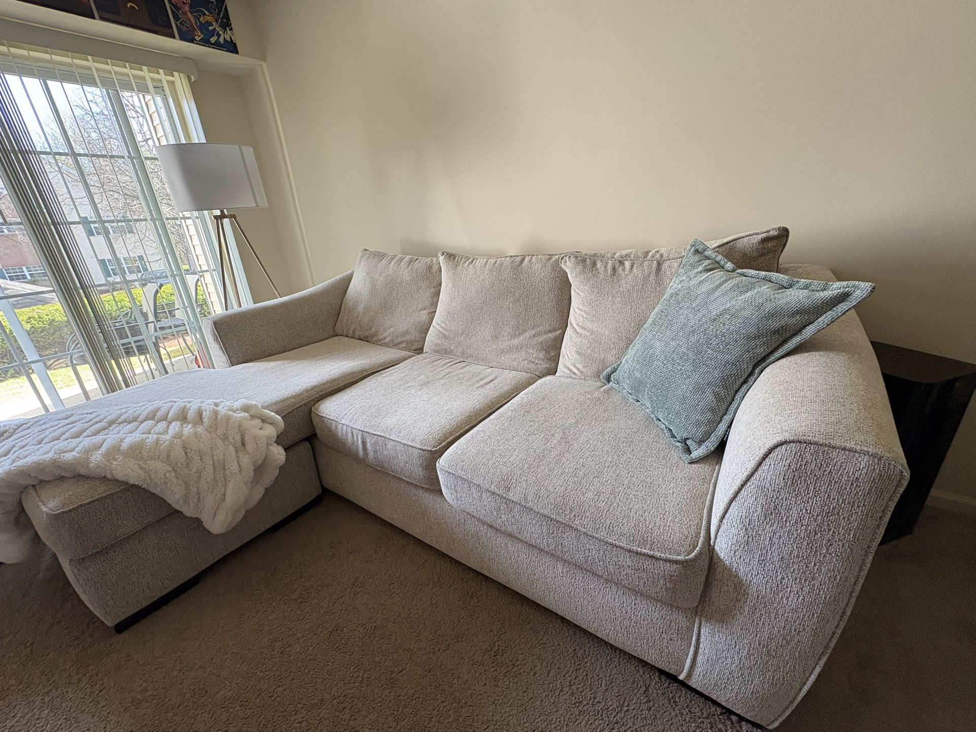 Sofa/couch With Reversible Chaise