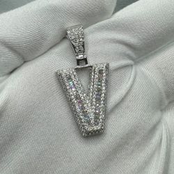 A Moissanite Initial in Sterling Silver with a CTW of 2.01 in Bugget Style