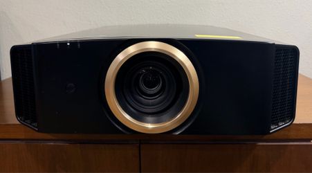 JVC Reference Series D-ILA Home Theater Projector  ( it’s in great working condition)