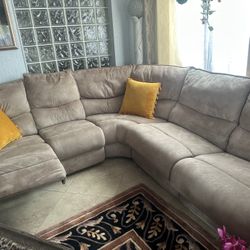 Sectional Couch with a pull out bed in It 