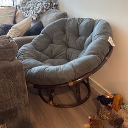 Wide tuff Papasan chair 