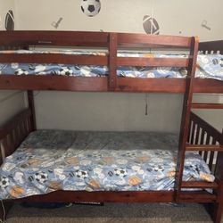 Twin bunkbeds
