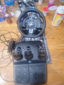 Logitech G923 racing wheel with 3 pedal set up with power cable