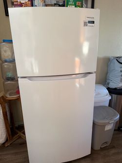 Frigidaire Top-Freezer Refrigerator White