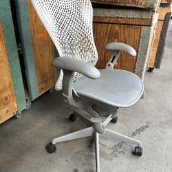 Herman Miller Mesh Seat Mirra Chair, Fully Adjustable And Award Winning Design 