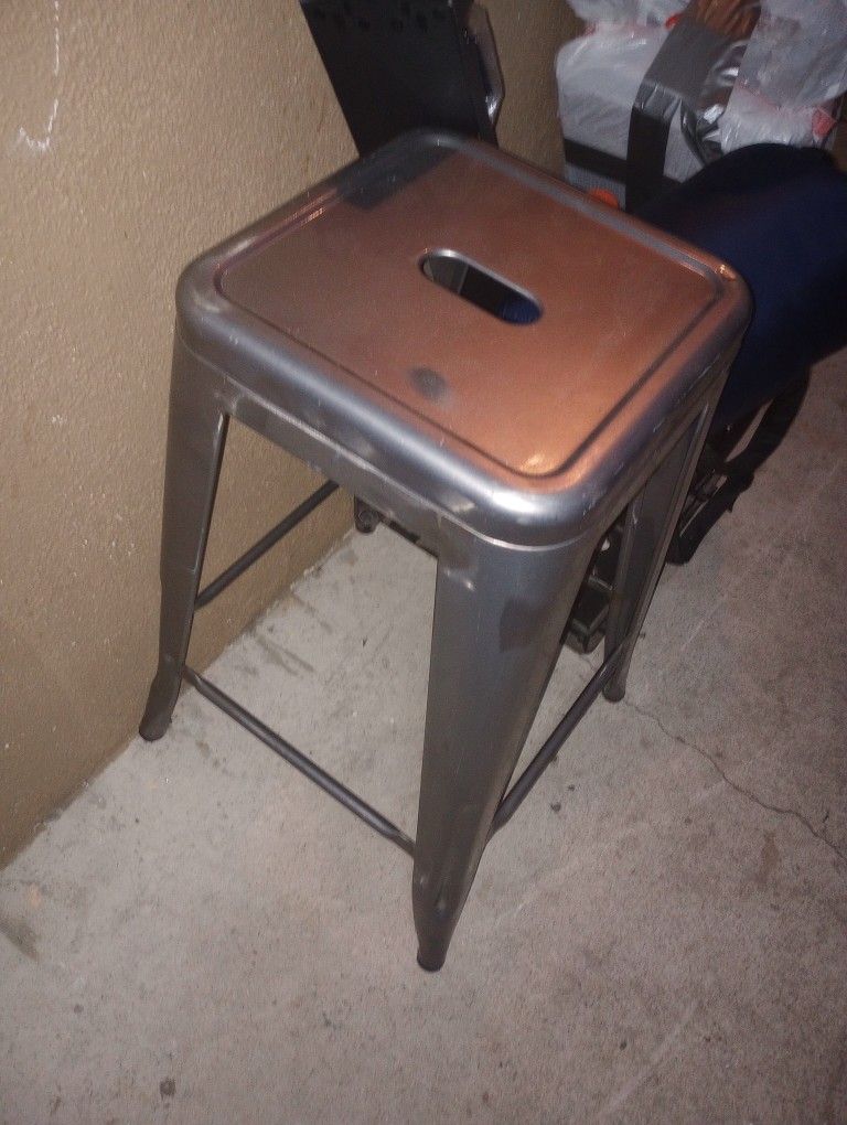 METAL STOOL