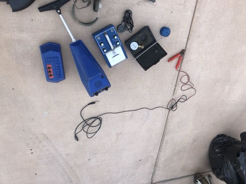Goldak 4360 combination leak detector and pipe locator, 3300 transmitter, 5600 locator, 777 meter and m-79 microphone
