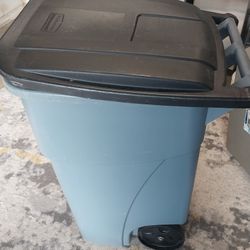 Rubbermaid  TRASH CAN  81 Gallon