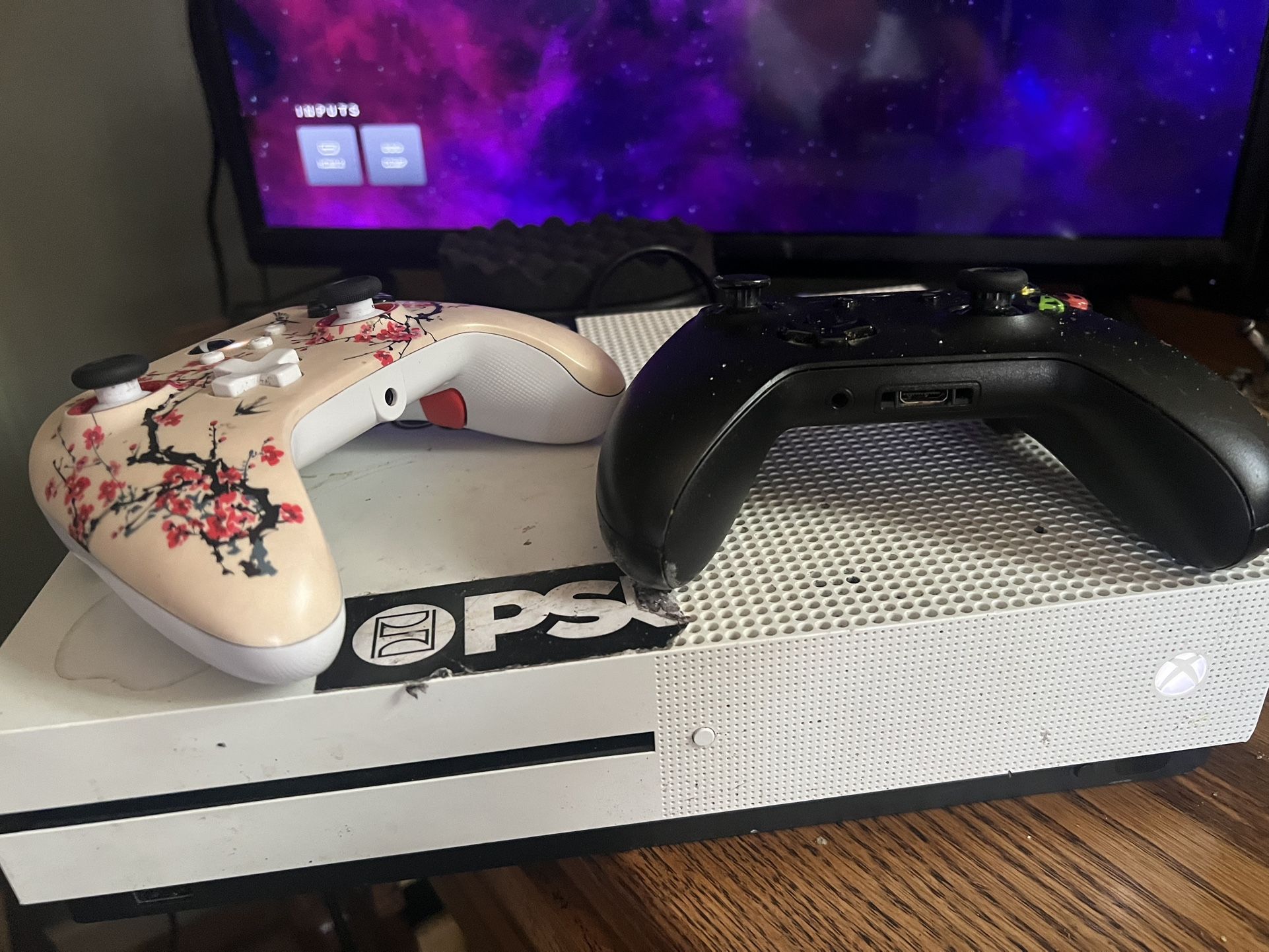 Xbox One S + Controllers READ DESCRIPTION