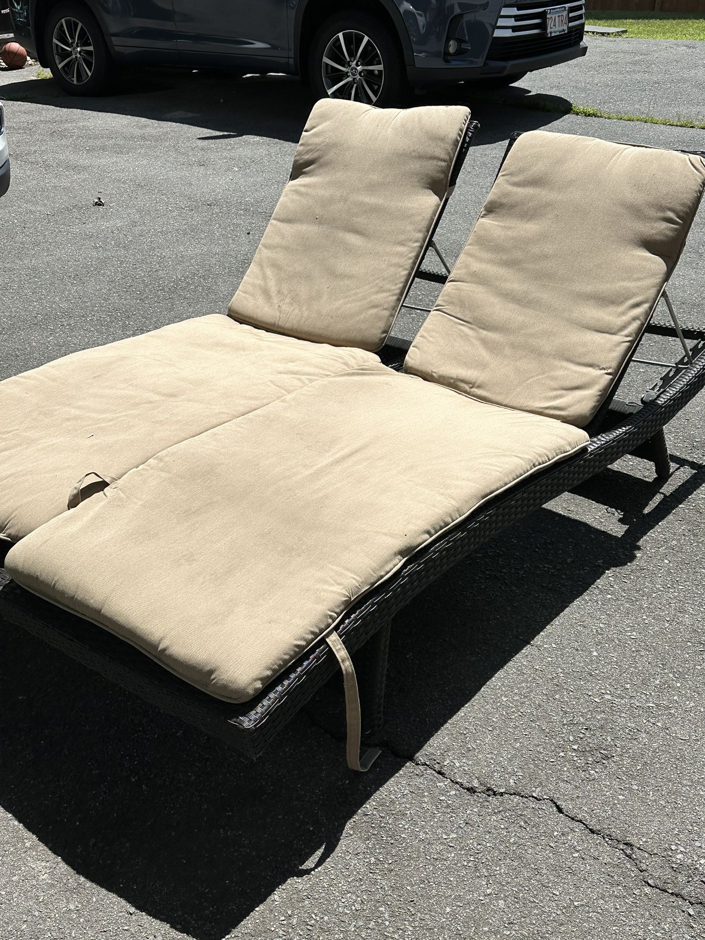 2 Lounge Pool Chairs