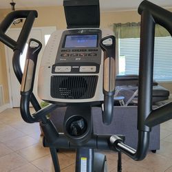 Nordictrack Elliptical 13.9 Commerical Exercise Machine Like New 