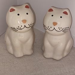 2 Vintage 80s Cat Figurines Salt and Pepper shakers cozy cats ceramic
