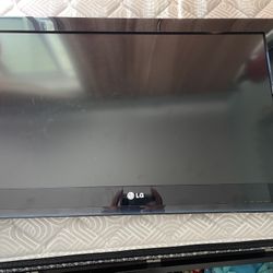 32” LG Tv No Remote Works Perfect 