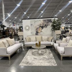 4 Piece livingroom set / Includes: 1)Sofa with 5 pillows, 1)Love seat with 4 pillows, 2)Armchairs 