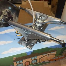 Venture Yuto Liquid Chrome Pro 5.6 Trucks 