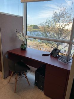 Beautiful office desk in great condition