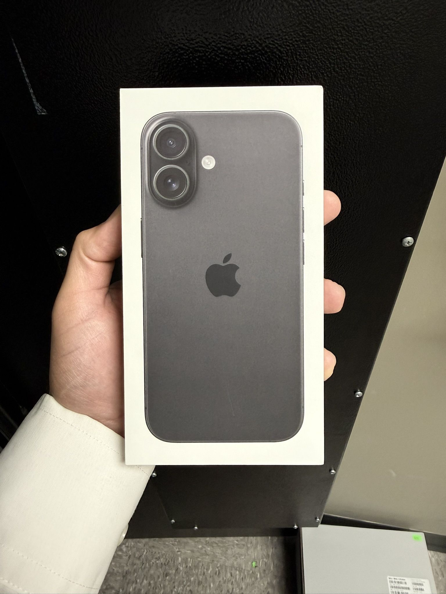 iPhone 16 (black 128 Gb) Through Verizon