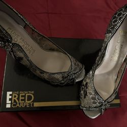 E LIVE FROM THE RED CARPET SHOES - SILVER AND BLACK HEELS - SIZE 9
