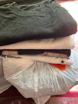 Pantalónes sudaderas y playeras
