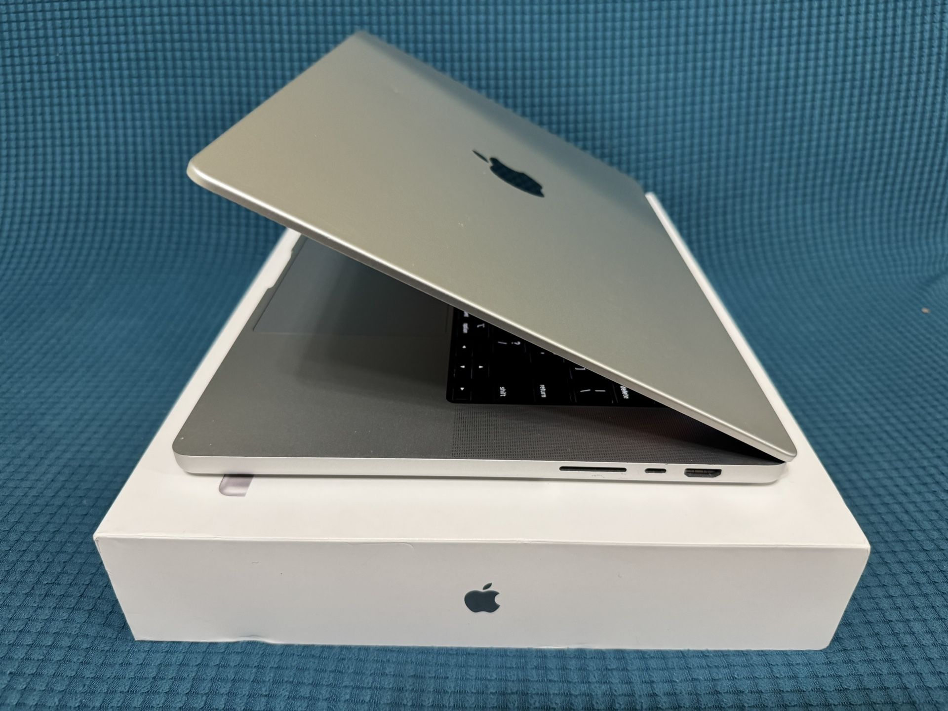 16” M4 Max MacBook Pro 48gb 1TB