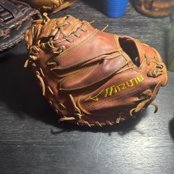 33.5” Mizuno Catcher’s Mitt
