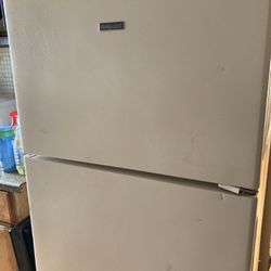 Hot Pointe Refrigerator 