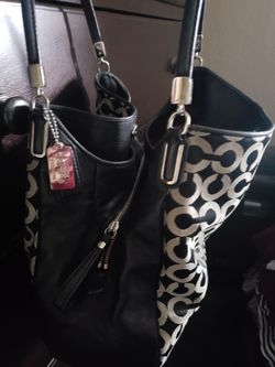 SIGNATURE COACH  PURSE IN GOOD CONDITION  