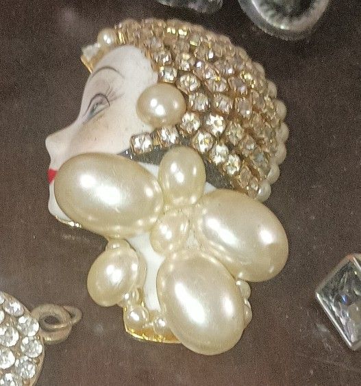 Lady Head Broach Porcelain