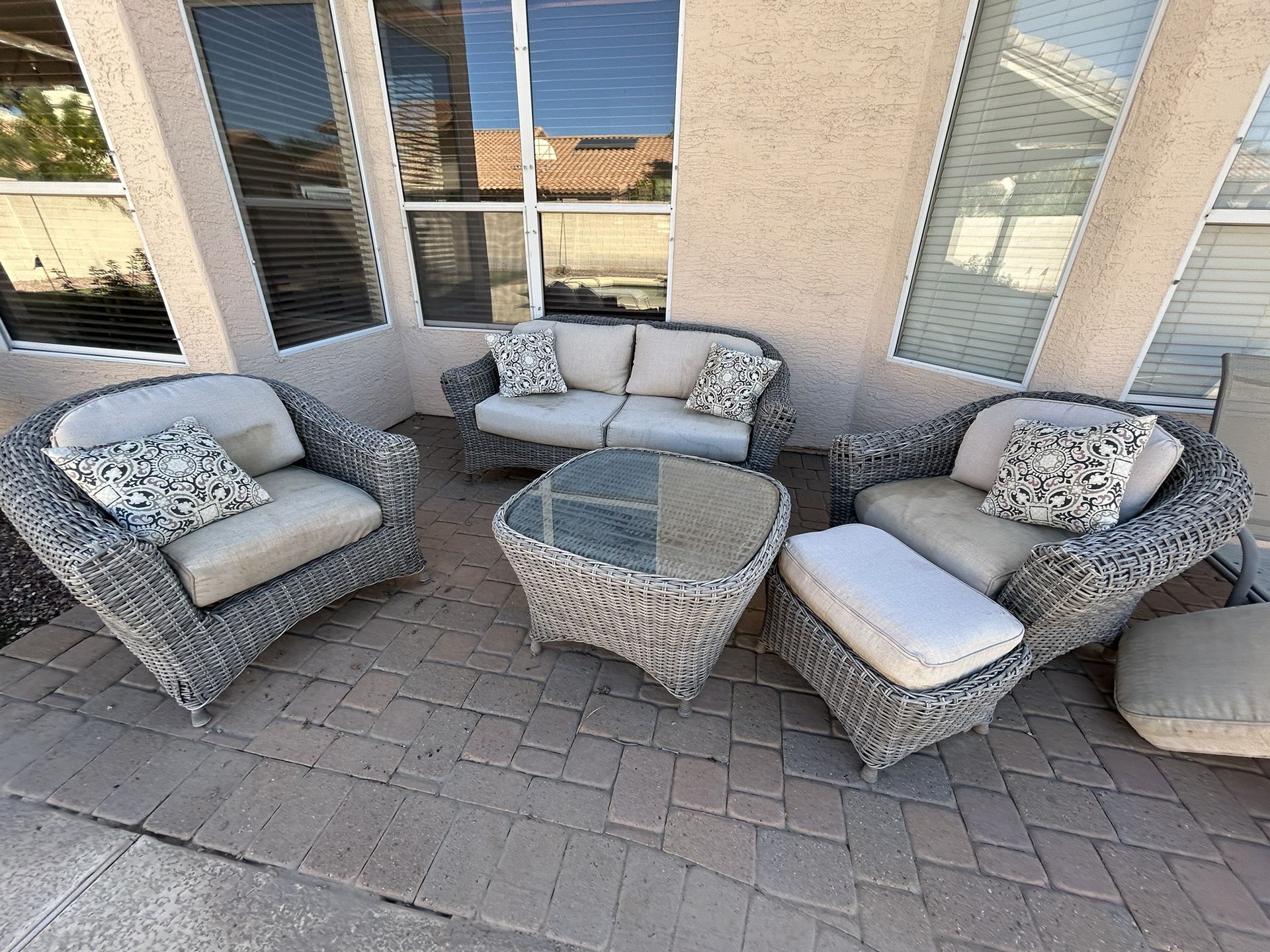 Outdoor Wicker Patio Furniture Set